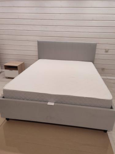 Собрана прикроватная тумба: установлены панели, закреплены детали, выровнены поверхности, прикручены ручки, проверена устойчивость, обеспечена функциональность, завершена установка.