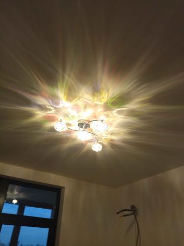 Установлено новое осветительное устройство, подключены провода, проверена работа, закреплено на потолке. Светильник излучает яркие лучи, создавая уютную атмосферу в помещении.