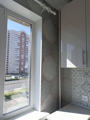 На стенах аккуратно размещены фотообои с узором, создающим уютную атмосферу. Все стыки ровные, без видимых дефектов. Работа выполнена качественно, с учетом особенностей помещения.