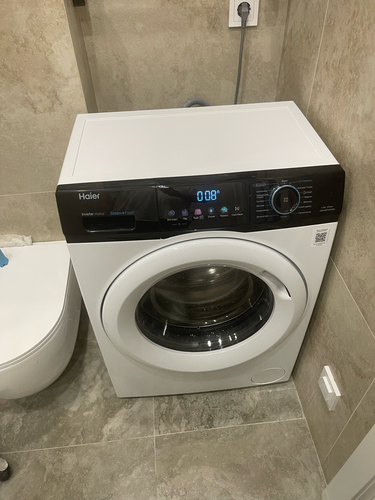 Устройство подключено к водопроводу и электросети, выровнено по уровню, сливной шланг закреплён, проведено тестирование на работоспособность.