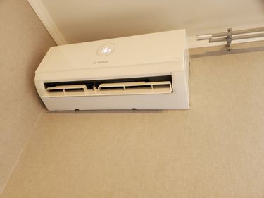 Выполнена очистка фильтров, дезинфекция внутренних компонентов, устранение загрязнений, проверка дренажной системы, восстановление оптимальной работы устройства.