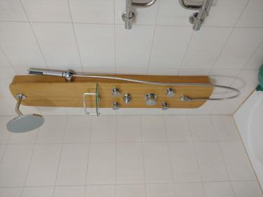 Установлена современная душевая панель: закреплена на стене, подключены водопроводные шланги, смонтированы лейка и краны, проверена герметичность соединений, обеспечена функциональность.