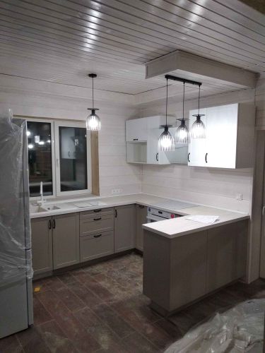 Обновлены кухонные панели: аккуратно вырезаны и установлены новые фасады, идеально подходящие по размеру и стилю. Завершенный проект создает современный и функциональный вид помещения.