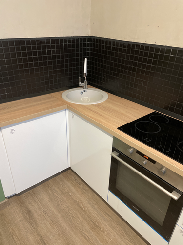 Выполнена установка новых фасадов на кухне. Проведена точная подгонка элементов, обеспечивающая гармоничное сочетание с интерьером. Завершено оформление, улучшившее внешний вид.