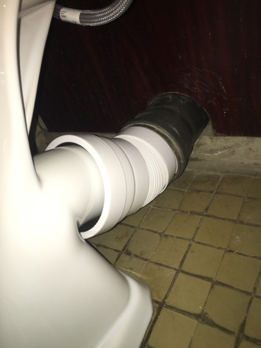 Установлено новое сантехническое оборудование, подключено к канализационной системе, обеспечена герметичность соединений, проверена функциональность, выполнена очистка рабочей зоны.