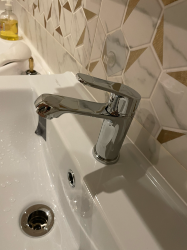 Установлен новый кран, подключены трубы, проверена герметичность соединений, устранены протечки, обеспечена надежная фиксация, выполнена очистка рабочей зоны.