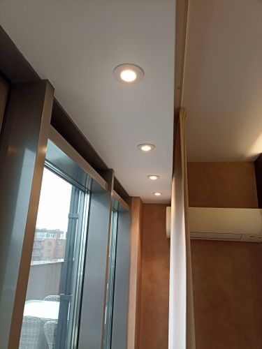 Установлены светодиодные лампы в потолок, обеспечивая равномерное освещение. Проведена электропроводка, подключение и тестирование. Светильники гармонично интегрированы в интерьер.