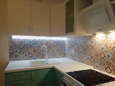 Изготовлены и установлены новые панели для кухни. Фасады подогнаны по размеру, обеспечивая точное прилегание и гармоничный внешний вид. Завершено оформление с учетом стиля интерьера.