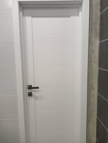 Установлена складная конструкция, закреплены направляющие, обеспечена плавная работа, подогнаны элементы, закреплены петли, проверена функциональность, добавлены ручки, завершена отделка.