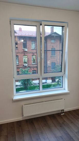 Стены покрыты стеклохолстом, поверхность ровная, без дефектов, углы аккуратные, швы незаметны. Завершённая работа создает гладкий и современный вид, подчёркивая стиль помещения.