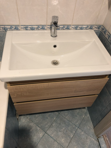 Изображение демонстрирует завершённый процесс установки новой сантехнической детали, обеспечивающей герметичное соединение между элементами системы водоотведения.