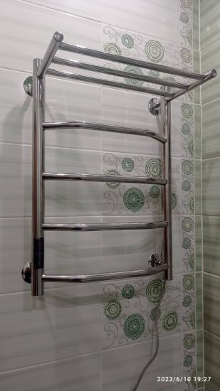 Изображение демонстрирует обновленный пружинный диван: заменены обивка и наполнитель, укреплены каркас и пружины, улучшена мягкость и комфорт. Обновленный вид и функциональность.