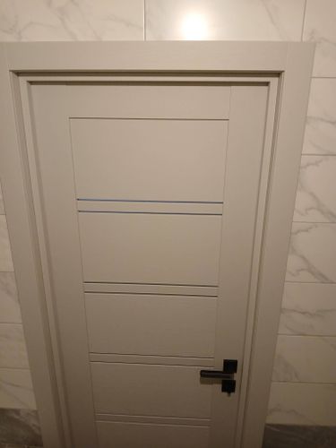 Установлена новая деревянная дверь с фурнитурой, выполнена подгонка, закреплены петли, врезан замок, отрегулирована конструкция, обеспечена плавная работа, завершена отделка проема.