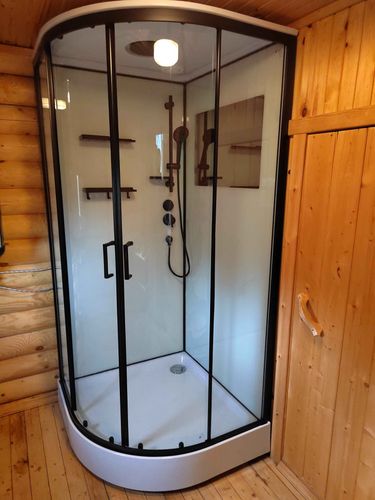 Установлена современная душевая конструкция с гидромассажем: смонтированы панели, подключены водопроводные коммуникации, закреплены дверцы, проверена герметичность, подключено электричество.