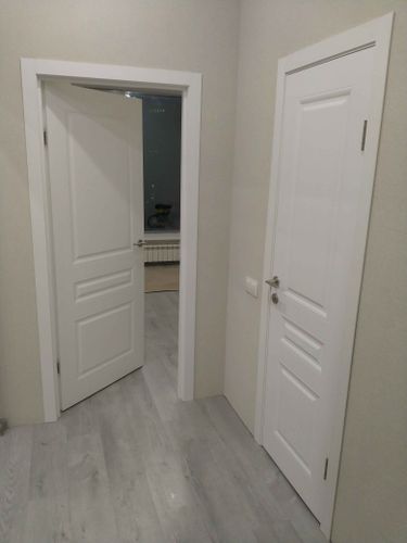 Выполнена установка доборов на входную дверь. Завершены работы по монтажу и подгонке элементов, обеспечивающих эстетичный вид и функциональность дверного проема.