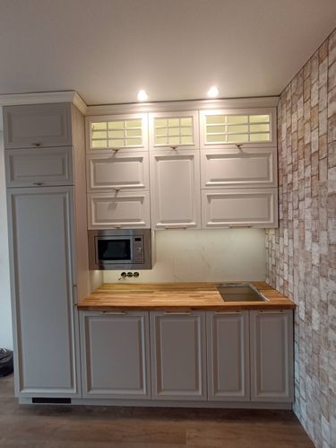 Установлена новая столешница из ДСП, выполнены точные замеры, произведена подгонка, закрепление на кухонные шкафы, вырезаны отверстия для мойки и плиты, обеспечена надежная фиксация.