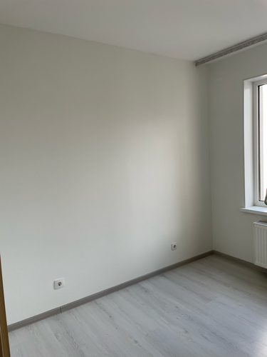 Стены оклеены и окрашены в светлый оттенок, создавая ровное покрытие. Углы и стыки обработаны аккуратно, обеспечивая чистый вид. Полностью завершенный интерьер с обновленным обликом.