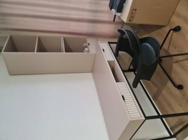 Установлена конструкция с полками, обеспечивающая хранение. Все элементы соединены, обеспечена устойчивость. Компактное размещение рядом с рабочей зоной завершено.