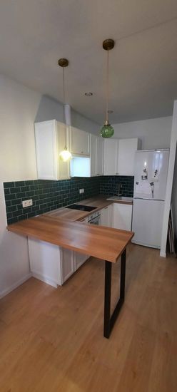 Установлены шкафы, закреплены фасады, смонтирована столешница, подключены бытовые приборы, установлена мойка, проведено освещение, уложен фартук, выполнена регулировка дверей.