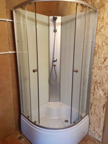 Установлено оборудование для нагрева воды, подключены трубы, проведено тестирование системы, обеспечена герметичность соединений, выполнена проверка безопасности и функциональности.