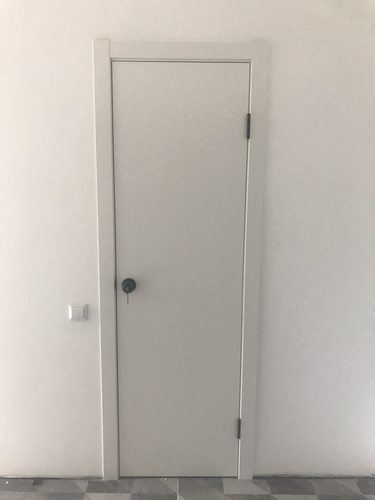 Установлена новая межкомнатная дверь: закреплены петли, врезан замок, выровнена конструкция, произведена регулировка полотна, обеспечена плавность закрывания, проверена функциональность.