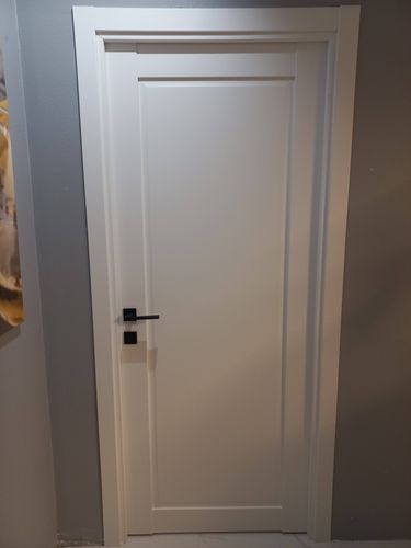 Установлена новая створка: закреплены петли, врезан замок, смонтирована коробка, отрегулированы зазоры, добавлены наличники, проверена плавность хода, обеспечена надежность конструкции.