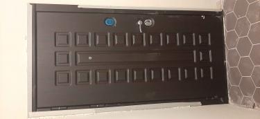 Установлена новая металлическая дверь с надёжными петлями и замком. Осуществлено выравнивание проёма, закрепление коробки, монтаж полотна, проверка функциональности и герметичности.