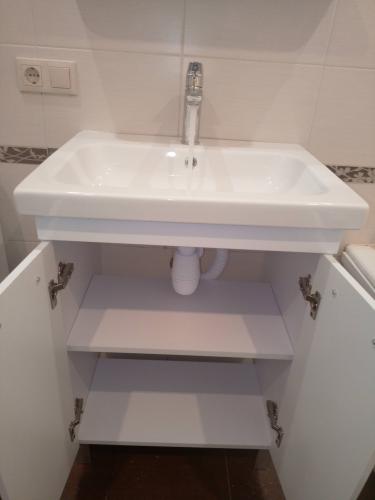 Установка комплекта: Тумба + Раковина + смеситель + зеркало