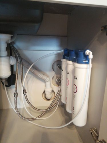 Установка проточного фильтра под мойку