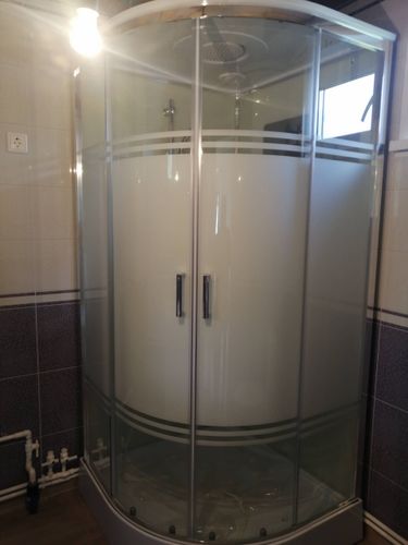 Установлена современная душевая конструкция с гидромассажем, подключены все коммуникации, герметично закреплены стеклянные панели, проверена работа системы, обеспечена надежная изоляция.