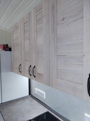 На холодильнике установлена новая резинка, обеспечивающая плотное прилегание дверцы для сохранения температуры внутри. Работа завершена, герметичность восстановлена.