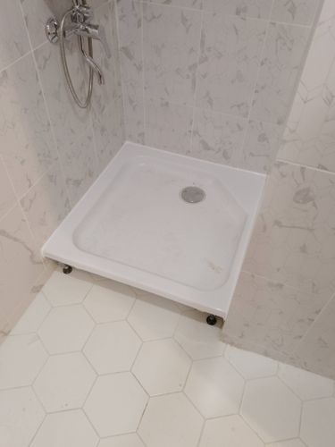 Установлен поддон, подключен слив, закреплены стенки, герметично заделаны швы, проверена устойчивость конструкции, подключен смеситель, проверена герметичность соединений.