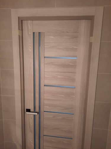 Установлена новая межкомнатная дверь с одной створкой, выполнена точная подгонка по размеру проема, закреплены петли, установлена ручка, отрегулировано плавное открывание и закрывание.