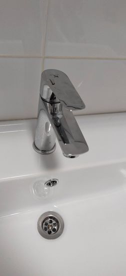 Заменена кранбукса в смесителе: снят старый элемент, установлен новый, проверена герметичность, восстановлена подача воды, проверена работа механизма, устранены протечки.