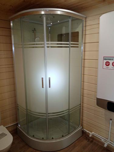 Установлена современная душевая кабина с прозрачными стенками и металлическими элементами. Проведены работы по подключению водоснабжения и герметизации швов. Обновлен интерьер ванной комнаты.