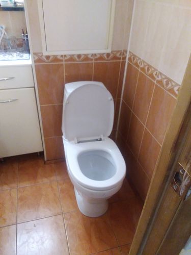 Установлен новый унитаз, подключен к водопроводу и канализации, проверена герметичность соединений, закреплено сиденье, выполнена окончательная проверка функционирования.