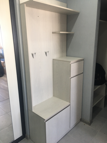 Собрана мебель: установлены полки, закреплены крючки, собраны шкафчики. Все элементы надежно зафиксированы, обеспечивая функциональность и удобство использования.