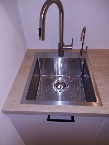 Изготовлены и установлены панели для кухонного гарнитура. Точные размеры, аккуратные кромки, качественная обработка материала. Фасады идеально вписаны в интерьер, обеспечивая функциональность.