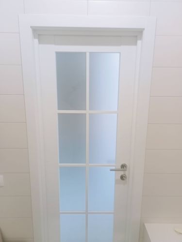 Установлена складная конструкция с направляющими, закреплены петли, вставлены панели, проверена плавность открывания, отрегулированы элементы, обеспечена надежность креплений.