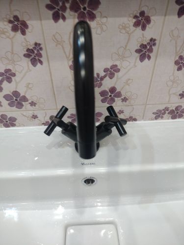 Заменены внутренние элементы смесителя для устранения протечек и улучшения работы. Установлены новые детали, обеспечивающие надежное функционирование и плавное регулирование потока воды.