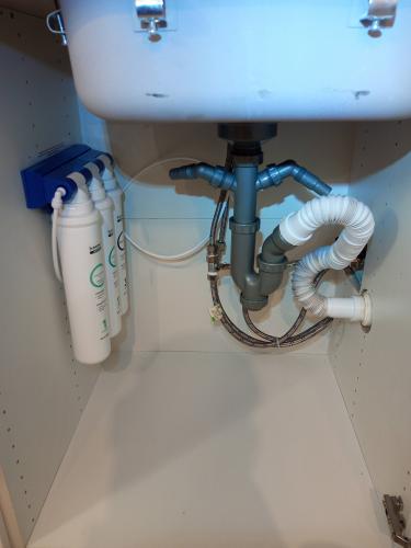 Установка проточного фильтра под мойку