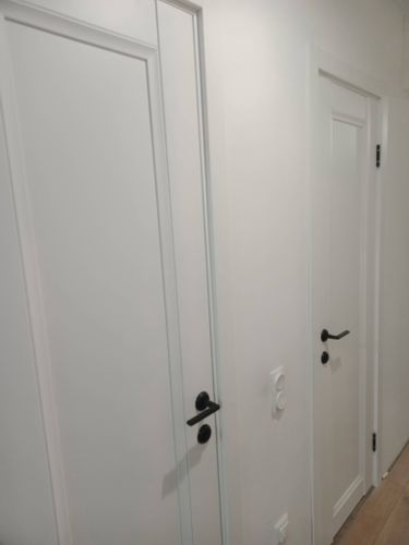 Установлена новая створка, закреплены петли, врезаны замки, отрегулирована фурнитура, проверена плавность хода, завершена отделка проема, обеспечена надежная фиксация конструкции.