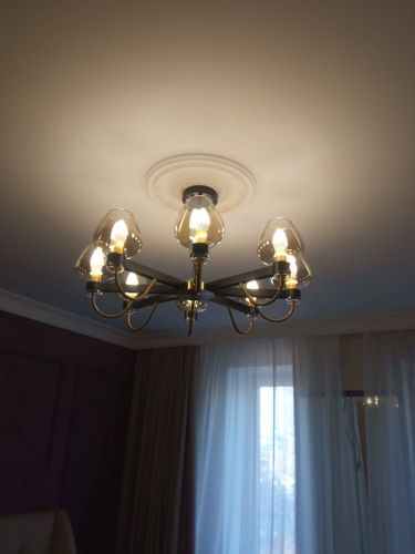 Установлено осветительное устройство на потолок, подключено к электросети, проверена работоспособность. Закрепление выполнено надежно, обеспечена безопасность и эстетичность.