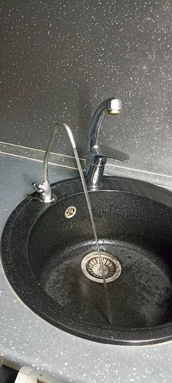 Установка проточного фильтра под мойку