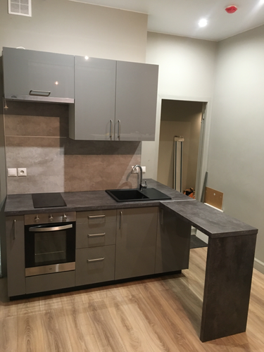 Выполнен точный распил кухонной поверхности, обеспечена идеальная подгонка под интерьер, установлены варочная панель и мойка, создана функциональная зона для приготовления пищи.