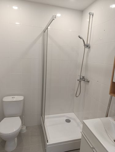 Герметизация стыков душевой кабины