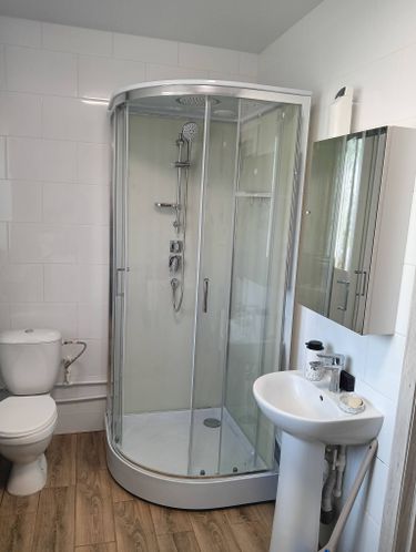 Установка душевой кабины шириной до 90 см