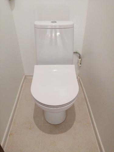 Закреплена конструкция, подключены коммуникации, установлена чаша, проверена герметичность, выполнена облицовка, произведена регулировка, обеспечена надежность, протестирована система.