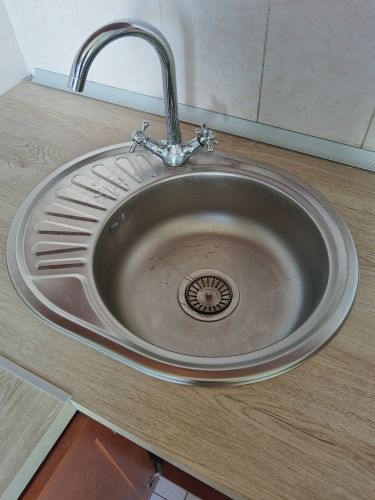 Установлена столешница из ДСП, врезана мойка, смонтирован смеситель. Все элементы подогнаны, закреплены, обеспечена герметичность соединений.