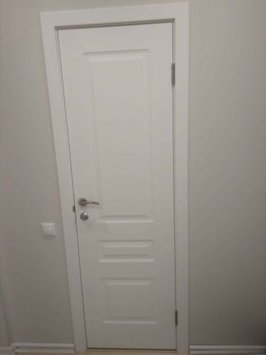 Установлены дополнительные элементы на дверной проем, обеспечивая плавный переход между стеной и дверью, улучшая внешний вид и создавая завершенный интерьерный стиль.